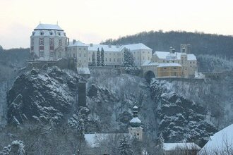 Vranov nad Dyj - znm rekrean letovisko na Jin Morav (okres Znojmo). Vranovsk pehrada, Nrodn park Podyj, zmek Vranov, hrad Btov. Koupn, turistika, cykloturistika, rybaen, historick a technick pamtky, vinastv. 